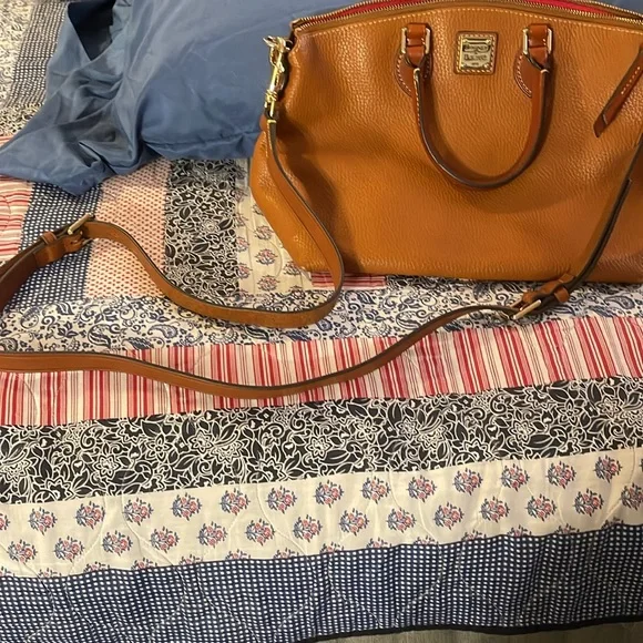 Dooney & Bourke large pebble grain leather purse with crossbody strap - Picture 8 of 8